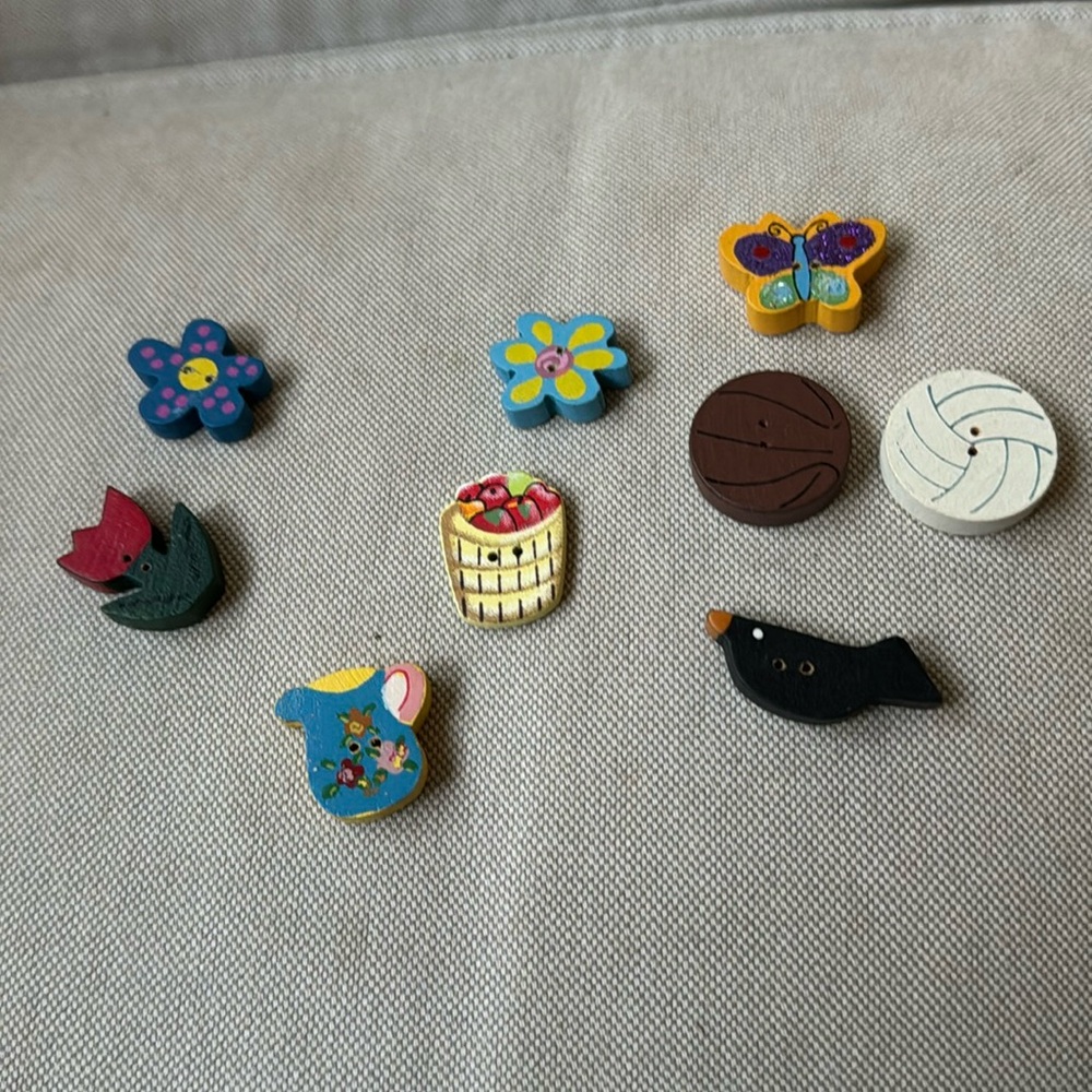 Lot of misc wooden buttons